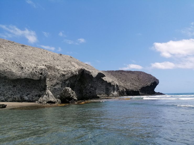Vista del lado izquierdo de Cala de la Media Luna (San José, Parque Nacional de Cabo de Gata, Almería) con las formaciones rocosas que la caracterizan