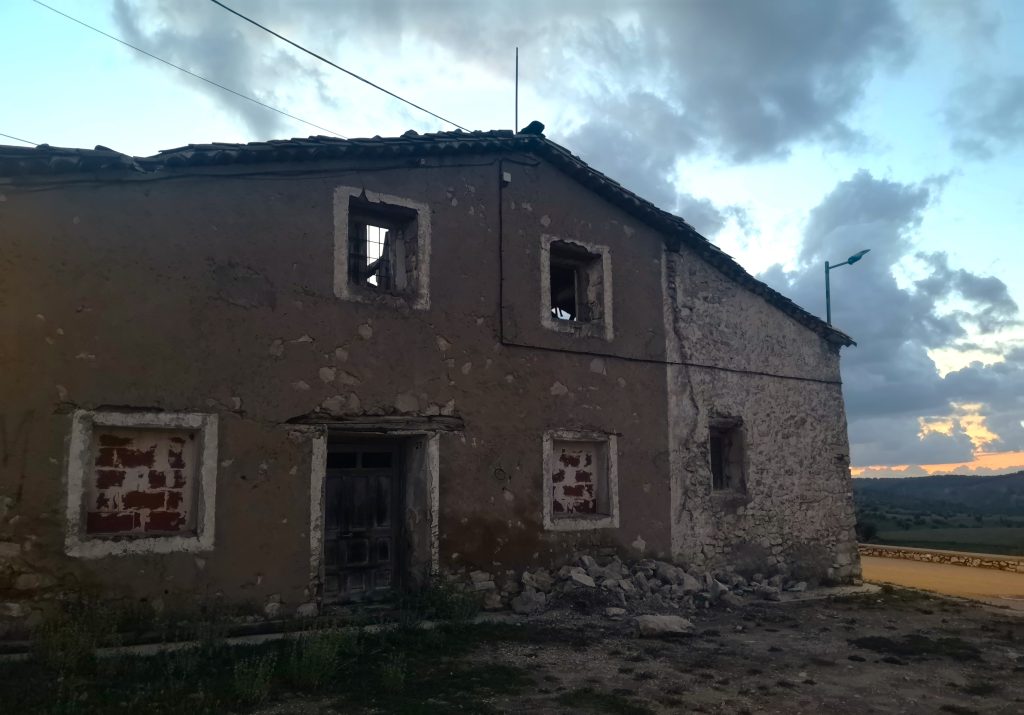 Foto a color, atardecer en casa abandonada en pueblo de las Majadas Cuenca. Creative Commons atribución 4.0