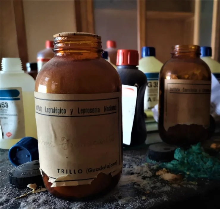 Bote de medicina de la leprosería de Trillo, un vestigio de la antigua cura en un lugar ahora en ruinas.