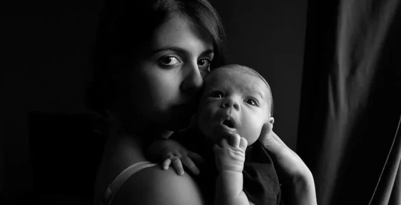Foto blanco y negro de una madre con bebé