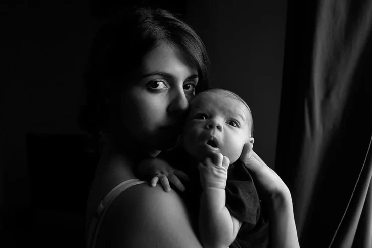 Foto blanco y negro de una madre con bebé