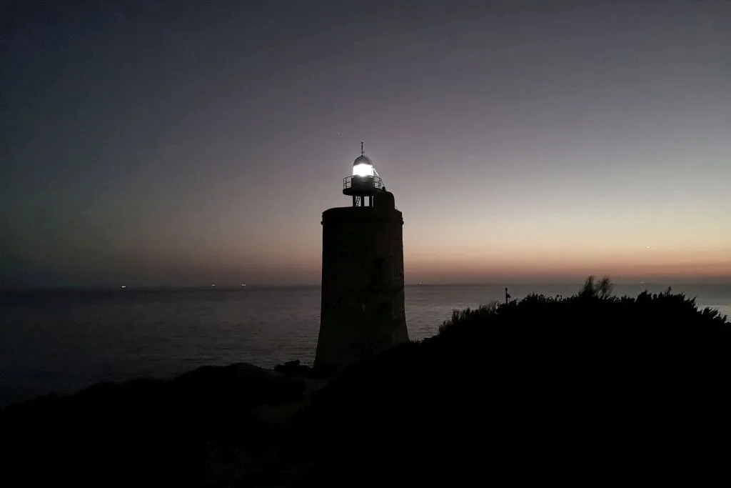 Vista del Faro de Camarinal al atardecer