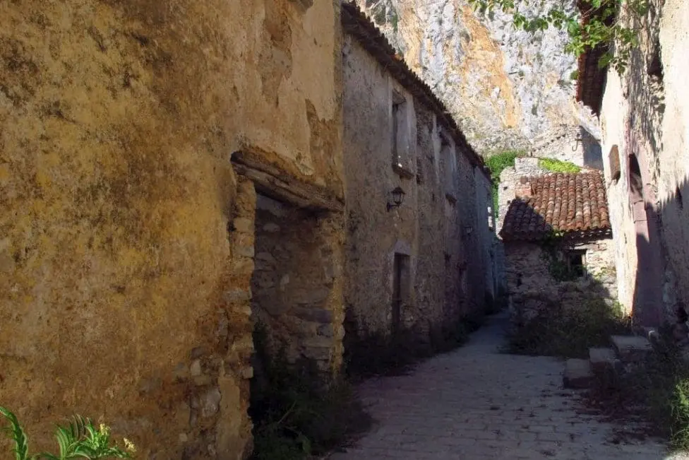 Calle y casas de un pueblo italiano abandonado y completamente en ruina