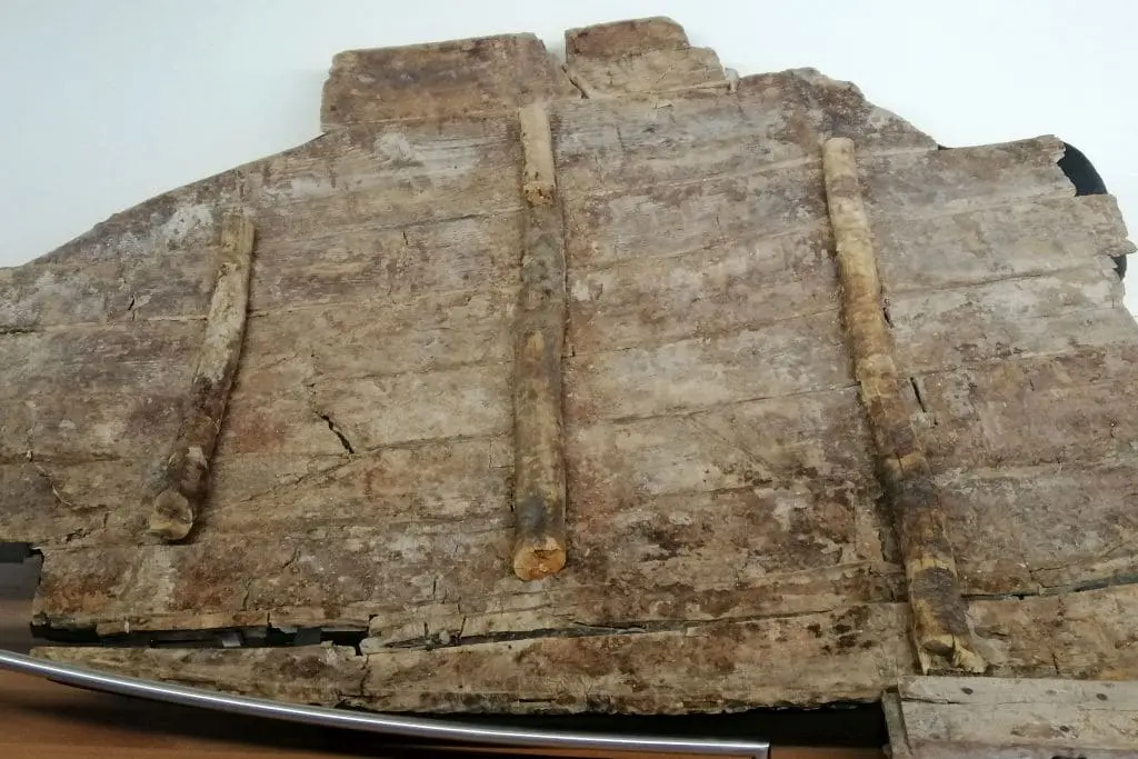 Restos de la quilla de un barco fenicio exhibidos en el Museo Naval de Cartagena, testimonio de la antigua navegación mediterránea