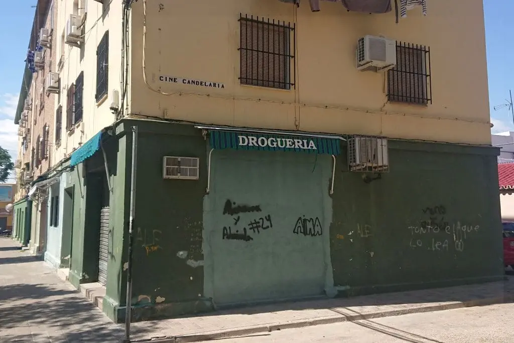 Tienda abandonada y murada en Sevilla capital
