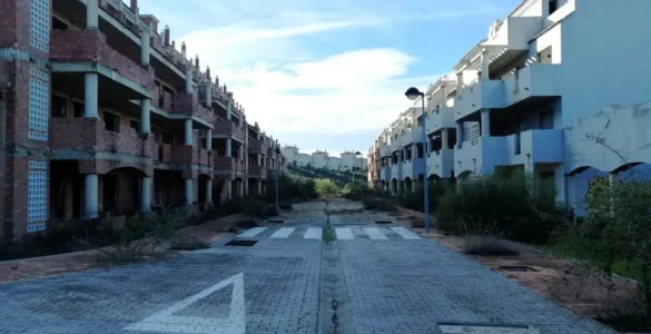 calle y bloques enteros de pisos abandonados y en ruina de una urbanización en Costa Esuri, Ayamonte