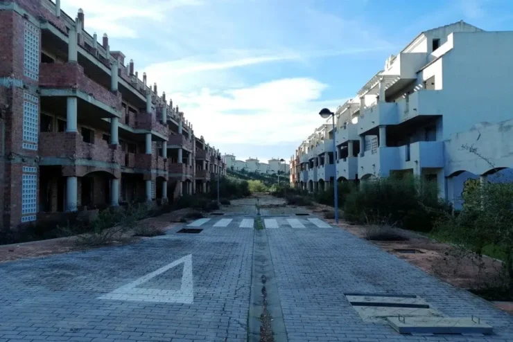 calle y bloques enteros de pisos abandonados y en ruina de una urbanización en Costa Esuri, Ayamonte