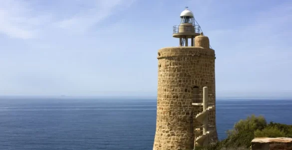 Vista del Faro de Camarinal desde el Carril de Cabo de Gracia, Tarifa, Cadiz