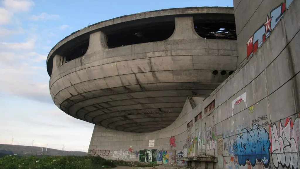 Lado exterior izquierdo del Monumento Buzludzha