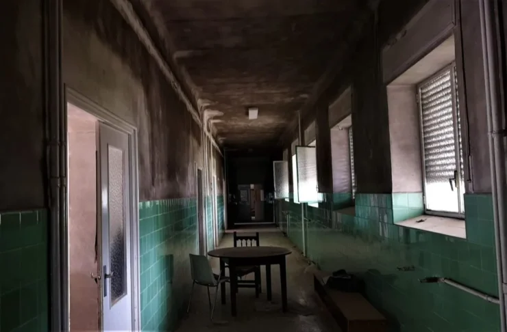 Sillas y mesa en mitad de un pasillo del hospital del Instituto Leprológico Nacional de Trillo, reflejo del abandono del lugar