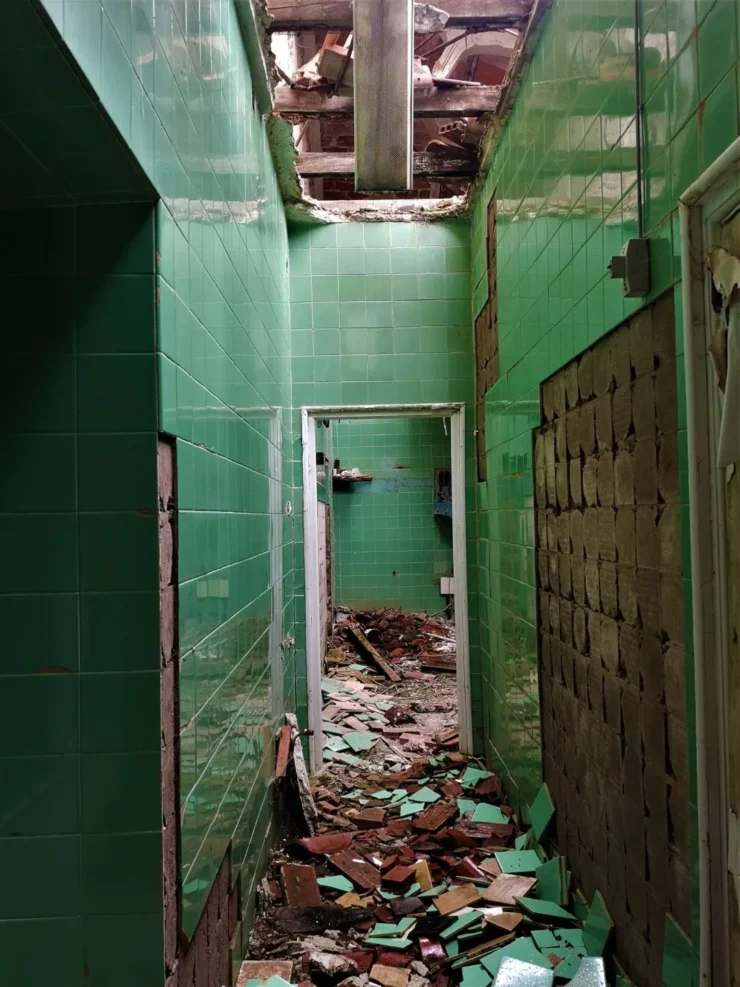 Techo derrumbado y escombros en el hospital del Instituto Leprológico Nacional de Trillo, evidencia del abandono del lugar.