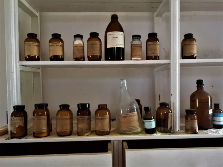 estantería con medicamentos en la Leprosería de Trillo. Leprosería de Trillo, un lugar de curación vuelto ruina.