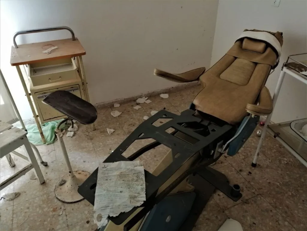 Butaca con cinta sujeta frente en el Instituto Leprológico Nacional de Trillo, reflejo de su historia en el tratamiento de enfermedades.