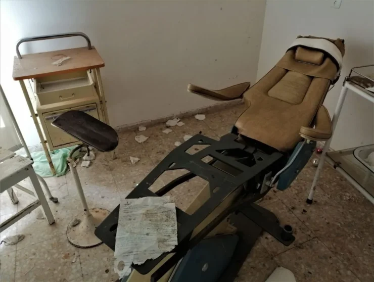 Butaca con cinta sujeta frente en el Instituto Leprológico Nacional de Trillo, reflejo de su historia en el tratamiento de enfermedades.