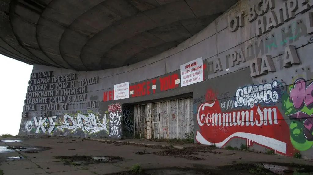 Entrada principal del Monumento Buzludzha después del abandono