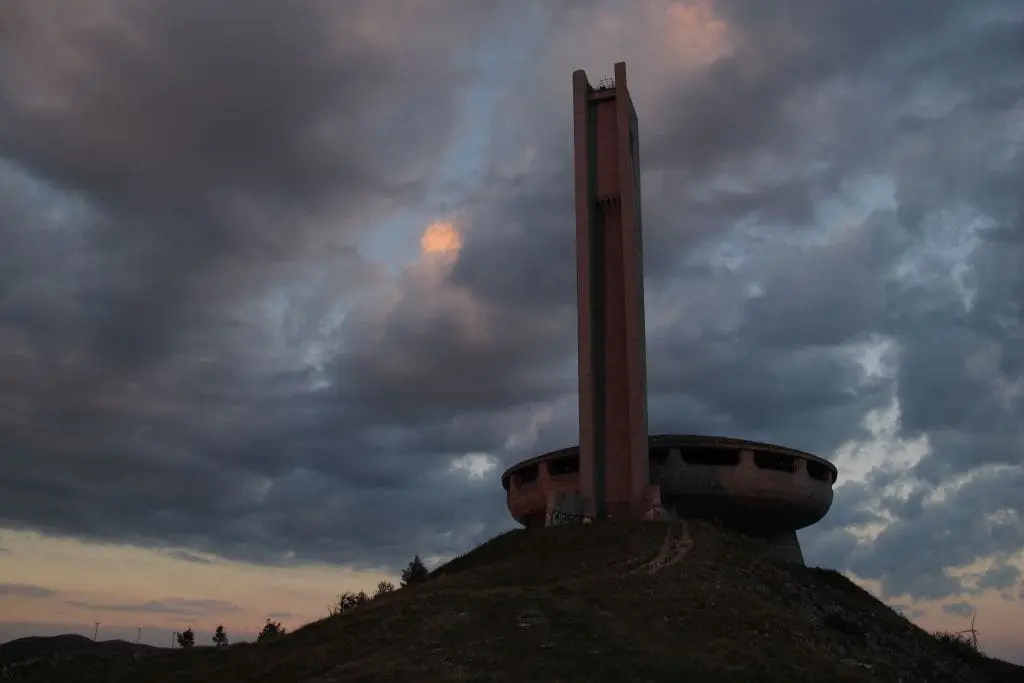 Vista del monumento Buzludzha al atardecer