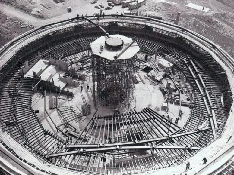Foto histórica en blanco y negro de la construcción del Monumento Buzludzha