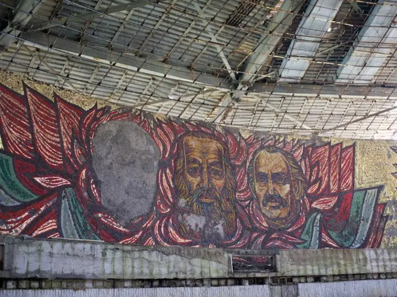 Monumento Buzludzha detalle del mosaico principal del salón
