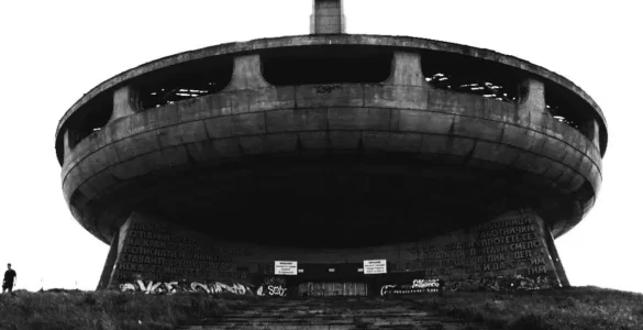 Vista general del Monumento Buzludzha desde la escalera de acceso a la entrada principal. Año 2015. Foto en blanco y negro