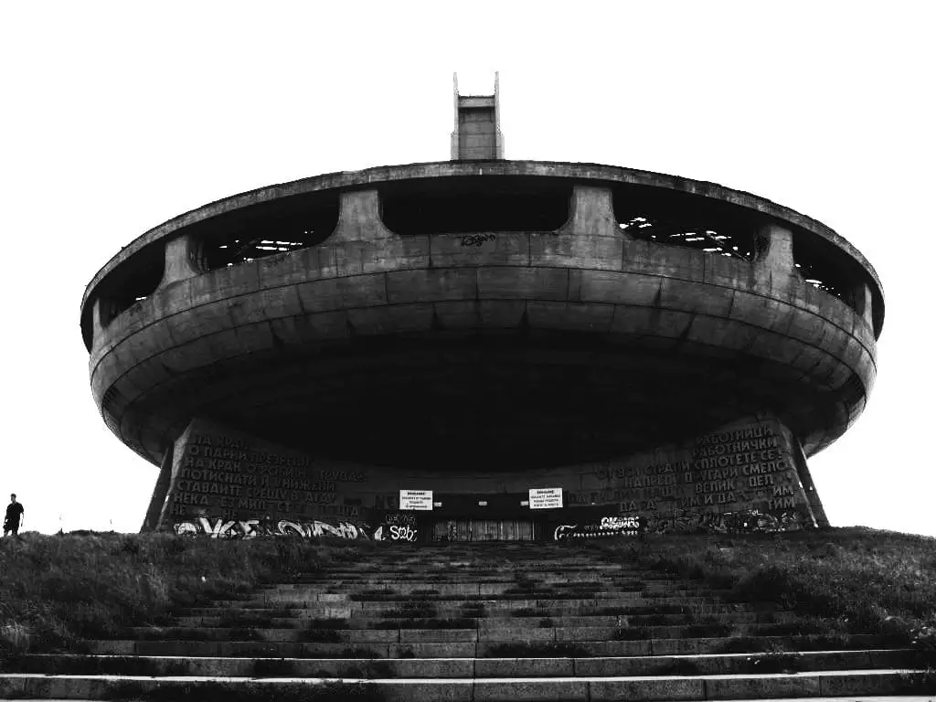 Vista general del Monumento Buzludzha desde la escalera de acceso a la entrada principal. Año 2015. Foto en blanco y negro