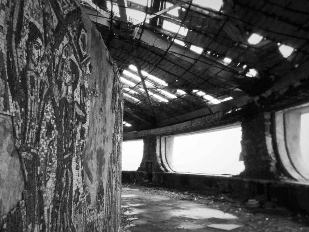 Estado actual ruinoso del pasillo superior del Monumento Buzludzha