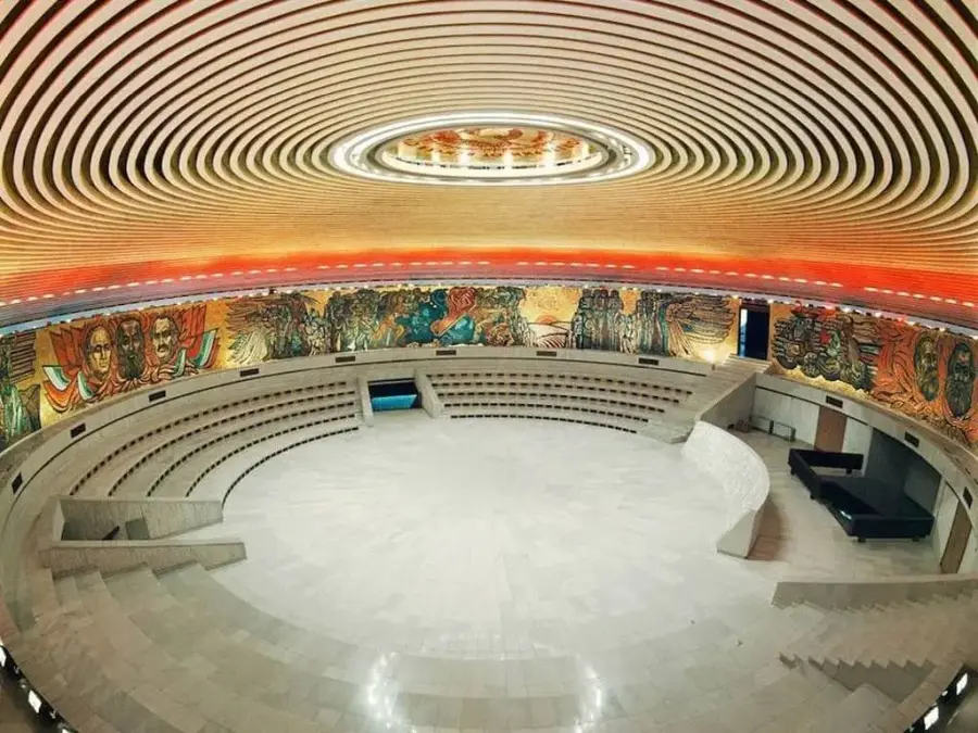 Salón principal del Monumento Buzludzha antes del abandono, foto en color tomada desde el interior del edificio