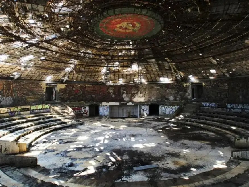Salón principal del Monumento Buzludzha en ruina después del abandono, foto en color tomada desde el interior del edificio
