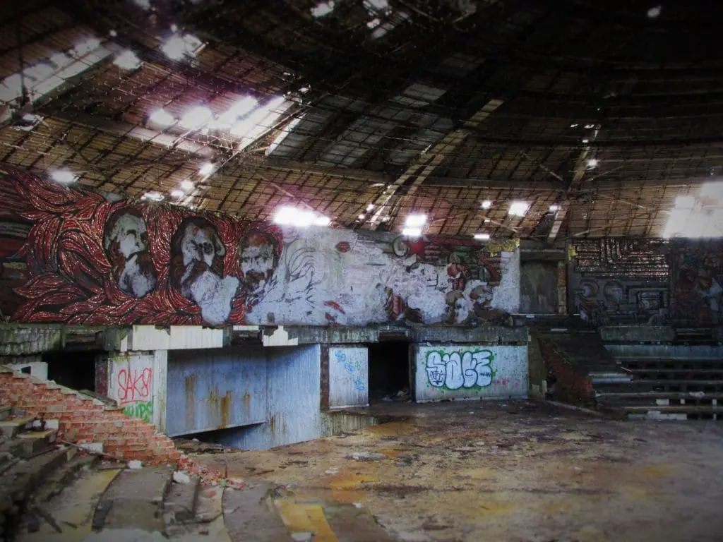 Parte derecha del salón principal del Monumento Buzludzha en estado de ruina