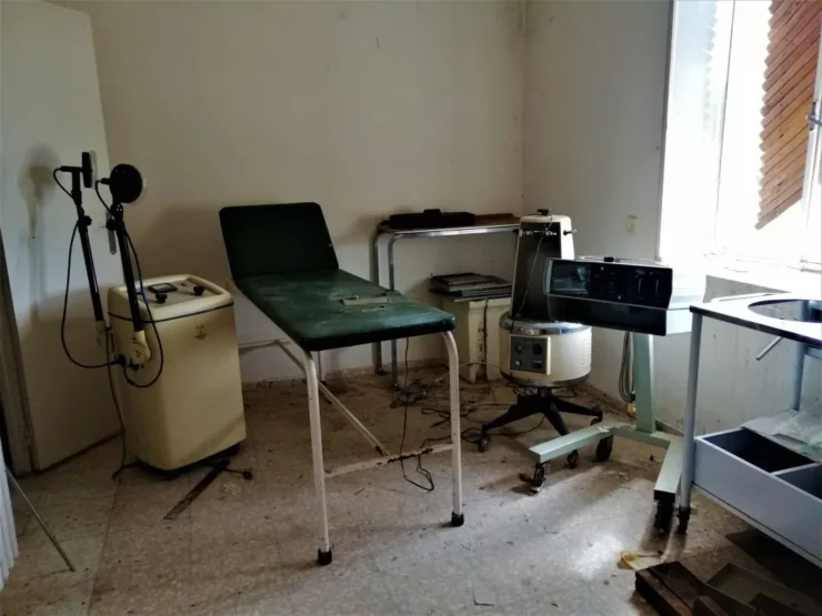 Camilla con material médico en la Leprosería, un vestigio de su uso en el pasado. Leprosería de Trillo, un lugar de curación vuelto ruina