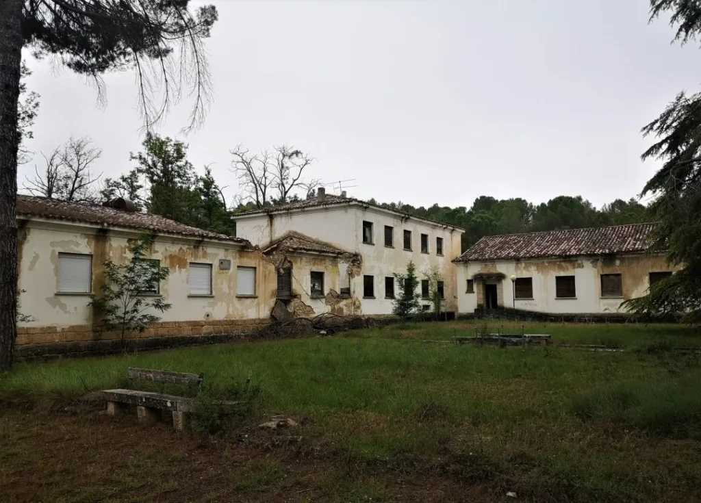Edificios y banco en el patio de la Leprosería de Trillo, un reflejo del pasado olvidado de este lugar histórico. Autor: Viaje a Edén.
