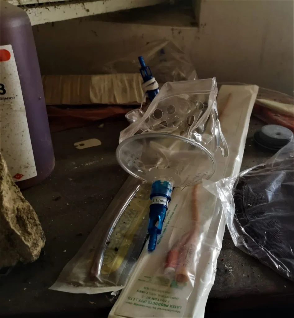 Mascarilla abierta en la Leprosería de Trillo, símbolo de los tratamientos utilizados en el pasado. Autor: Viaje a Edén