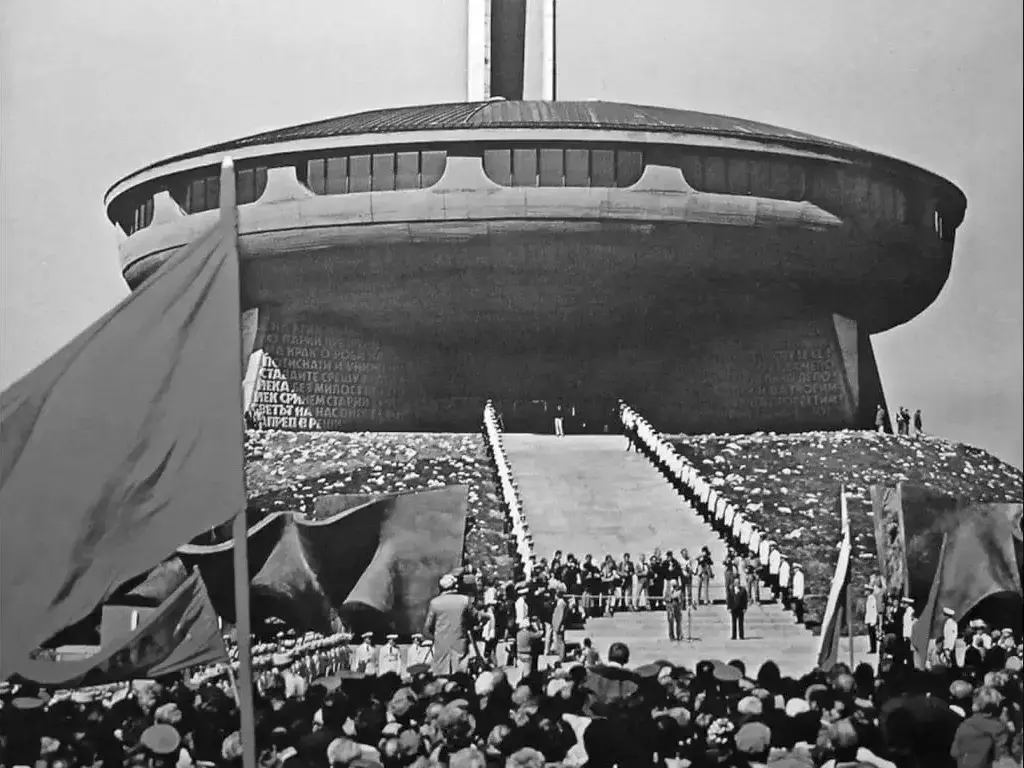 Foto de archivo de la inauguración del monumento Buzludzha