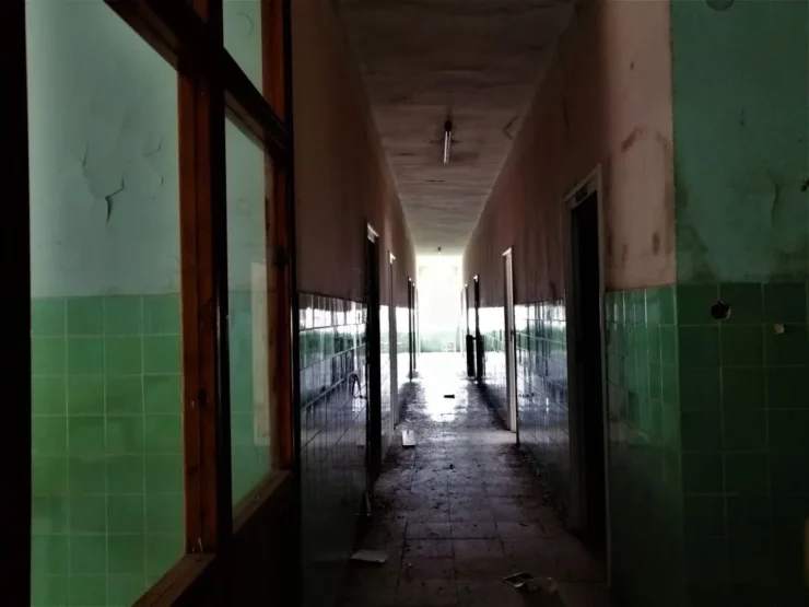 Pasillo de una de las zonas del Instituto Leprológico Nacional de Trillo, mostrando el estado actual del lugar