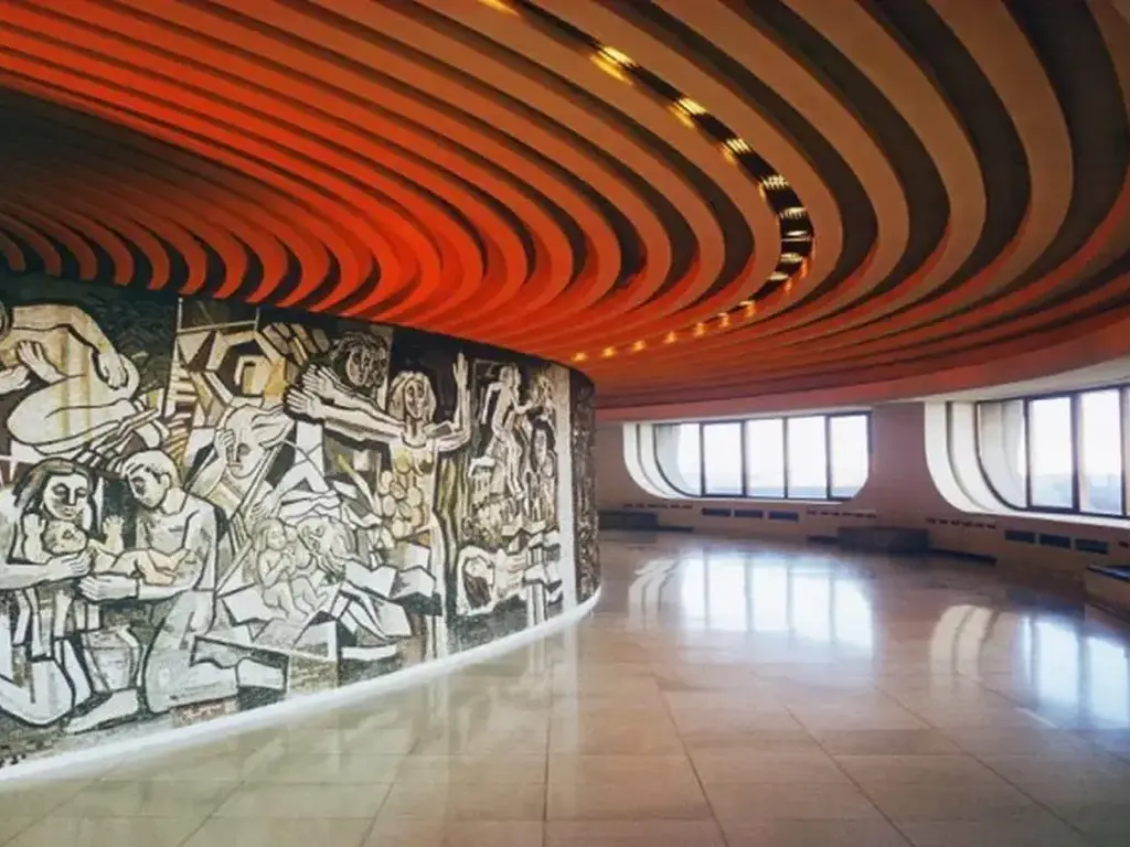 Interior del pasillo superior del monumento Buzludzha como era antes del abandono