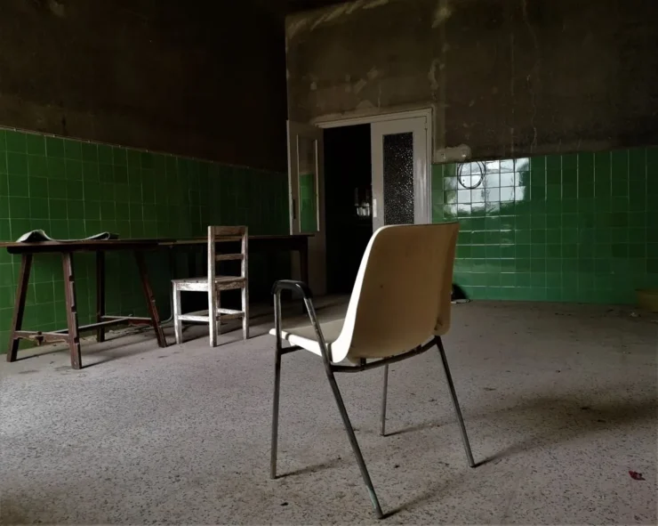 Silla en mitad de una sala del hospital de la Leprosería de Trillo, reflejo de su historia. Autor: Viaje a Edén