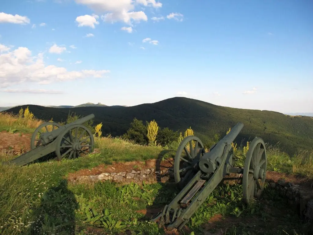 Vista de los Montes Balcanes. En primer plano 2 cañones de la guerra de independencia con al fondo el Pico Buzludzha