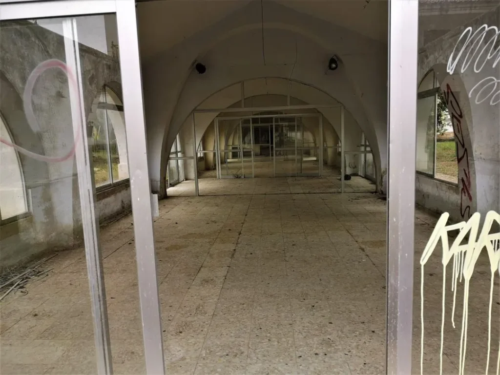 Sala polifuncional con vitrinas en la Leprosería de Trillo (Guadalajara), un lugar de curación ahora en ruinas. Autor: Viaje a Edén