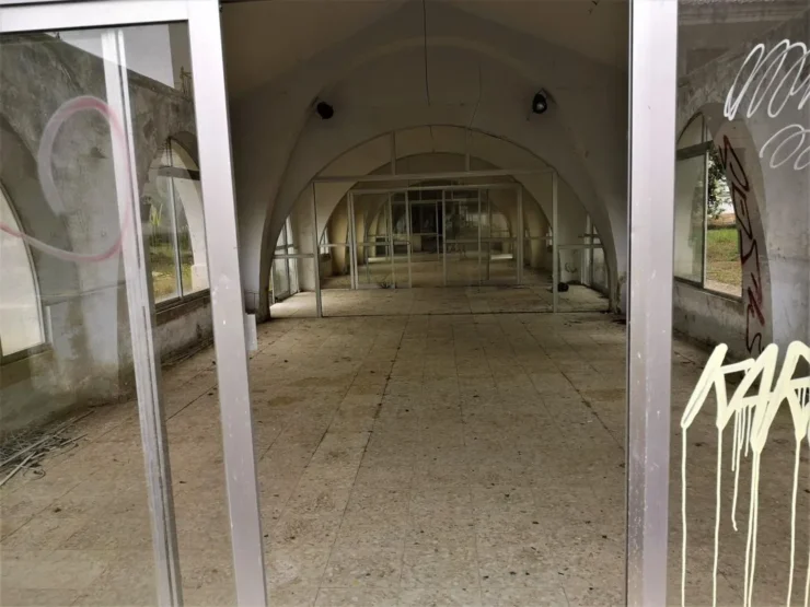 Sala polifuncional con vitrinas en la Leprosería de Trillo (Guadalajara), un lugar de curación ahora en ruinas. Autor: Viaje a Edén