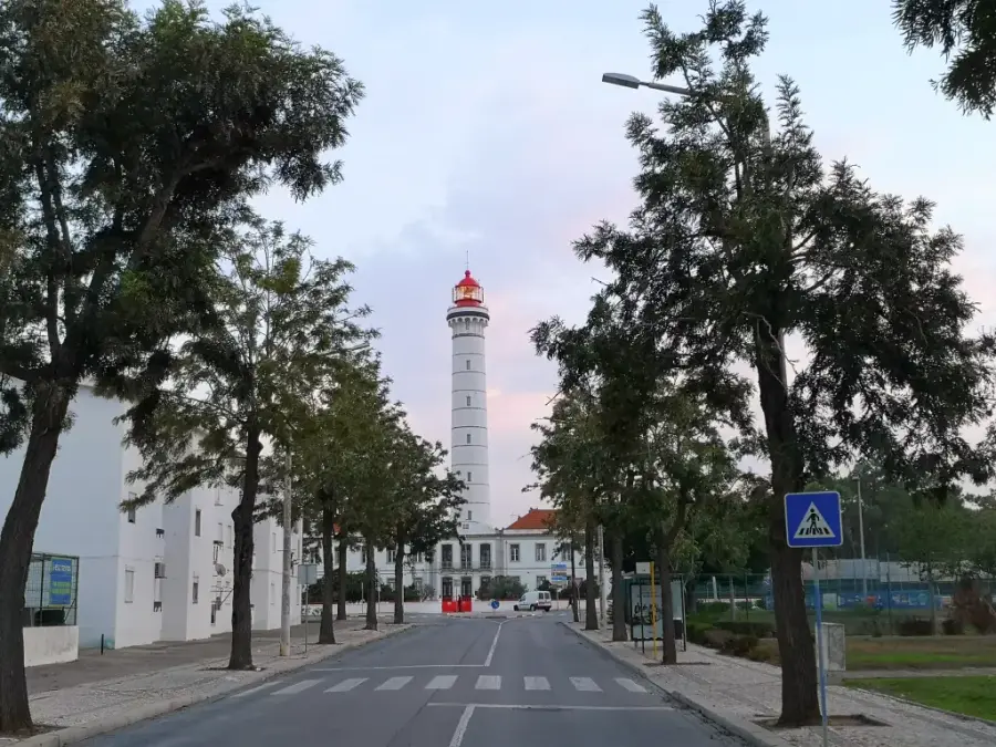 Vista del Faro de Vila real de san Antonio al atardecer desde Av. Min. Eduardo Pacheco