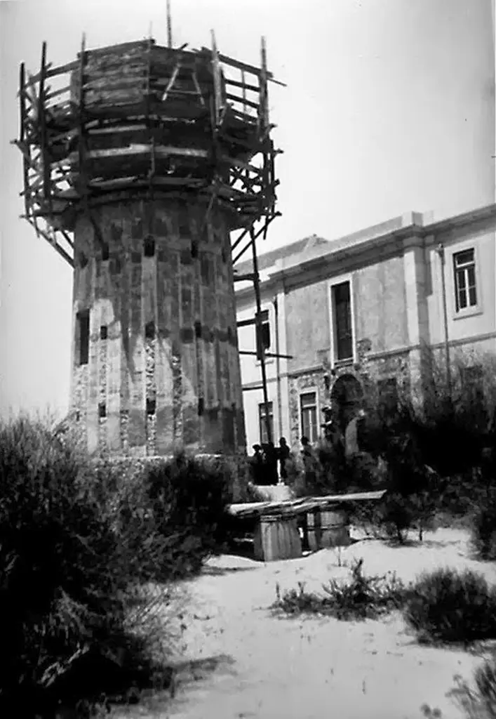 Fase avanzada de la construcción del Faro de Vila Real de San Antonio, mitad de la estructura queda terminada