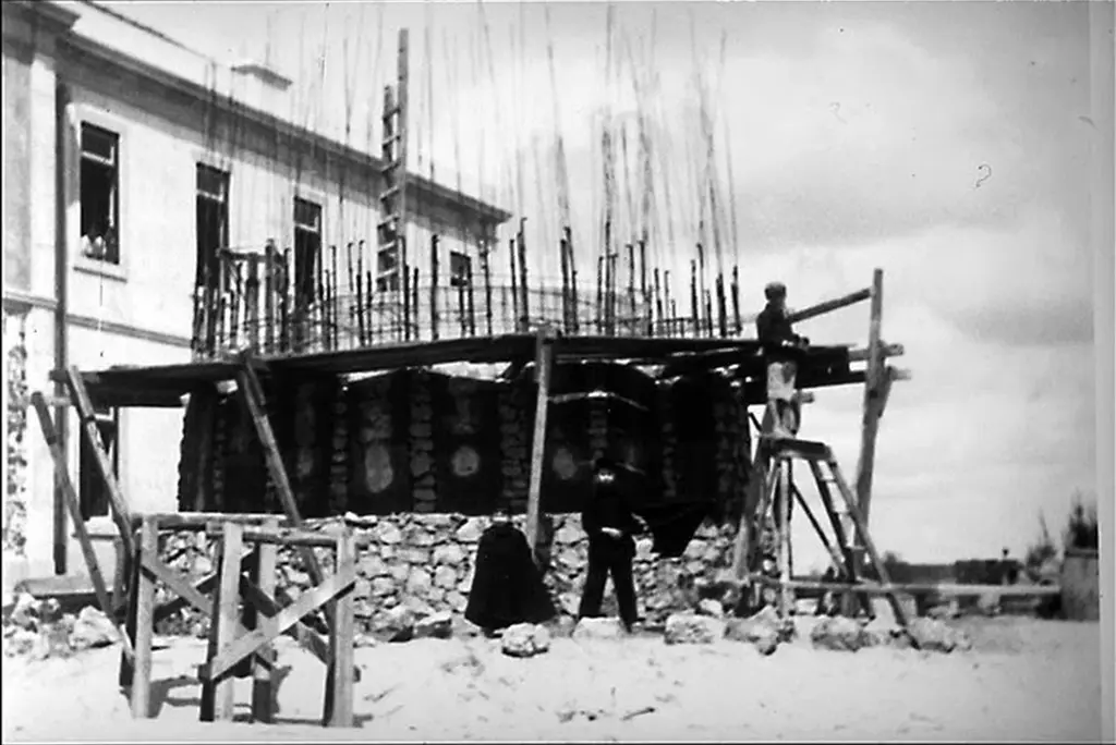 Foto en blanco y negro de la primera fase de construcción del Faro de Vila Real de San Antonio
