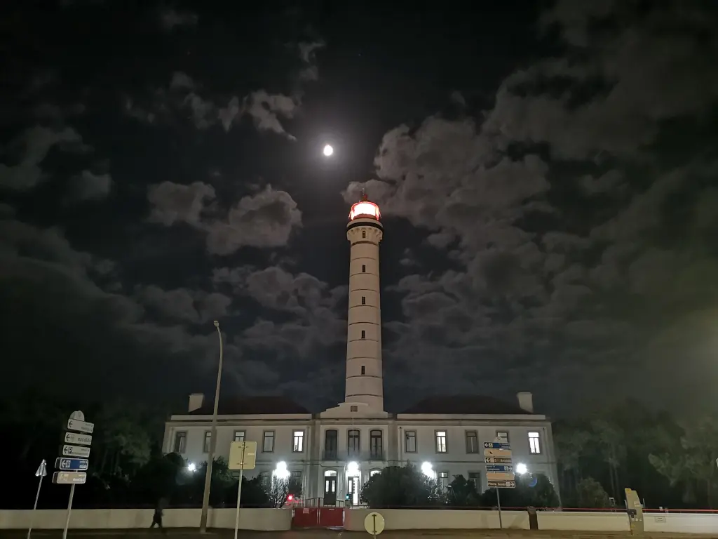Vista frontal nocturna del Faro de Vila Real de San Antonio en Portugal y de la anexa casa del farero