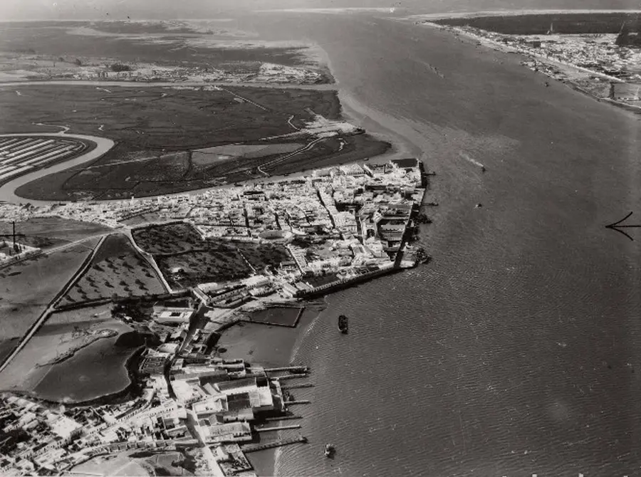 Foto aérea antigua desembocadura Río Guadiana, incluye Ayamonte a la izquierda y Faro de Vila Real al fondo derecha