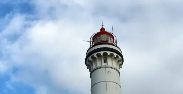 Primer plano de la linterna del Faro de Vila Real de San Antonio en Portugal