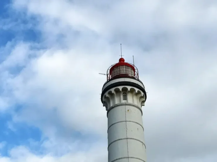 Primer plano de la linterna del Faro de Vila Real de San Antonio en Portugal