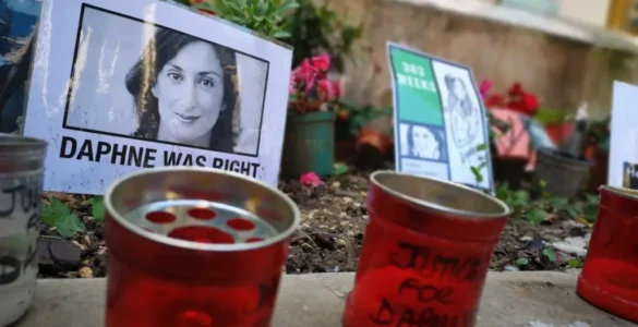 Velas, fotos y pancarta en los pies de una estatua en la Plaza The Great Siege, Malta, pidiendo justicia por el asesinato de la periodista Daphne Caruana Galizia