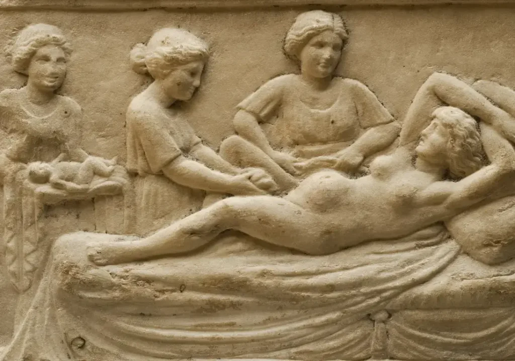 Escena de parto sobre una placa de mármol proveniente de Ostia Ántica
