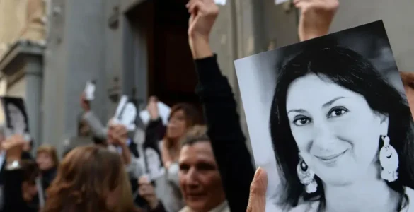 Protesta en Malta por el asesinato de Daphne Caruana Galicia, muchos participantes tienen en la mano una foto de la periodista