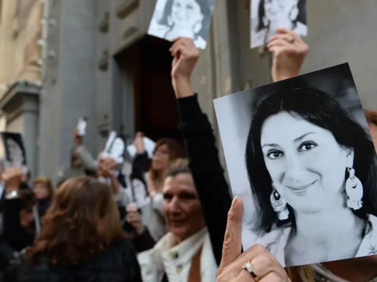 Protesta en Malta por el asesinato de Daphne Caruana Galicia, muchos participantes tienen en la mano una foto de la periodista