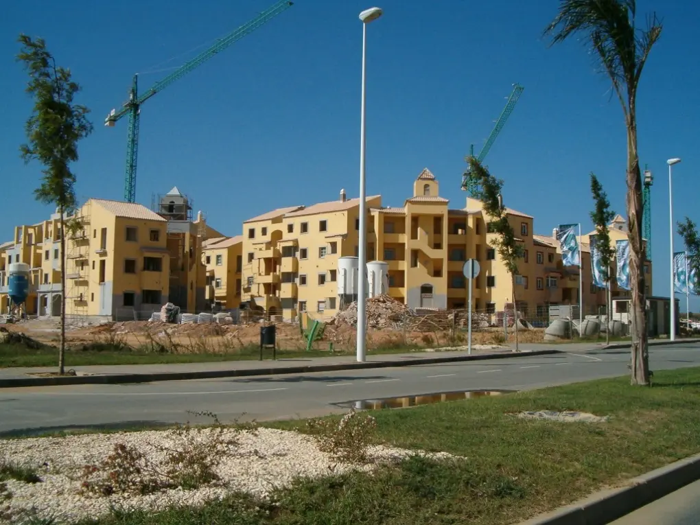Urbanización albatros golf en construcción por el año 2008, antes de la caída de martinsa fadesa en ayamonte, cista esuri.